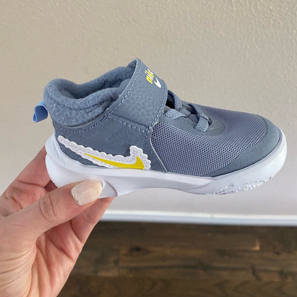 Nike toddler boys Team Hustle 10 Dream sneaker